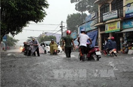 Kinh nghiệm lái xe máy an toàn khi trời mưa, ngập lụt